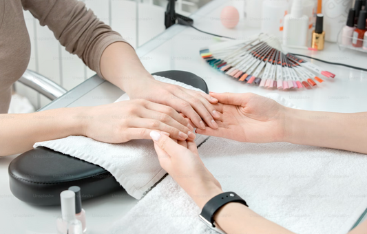 Maniküre im Alter: brüchige Fingernägel & trockene Haut sicher pflegen