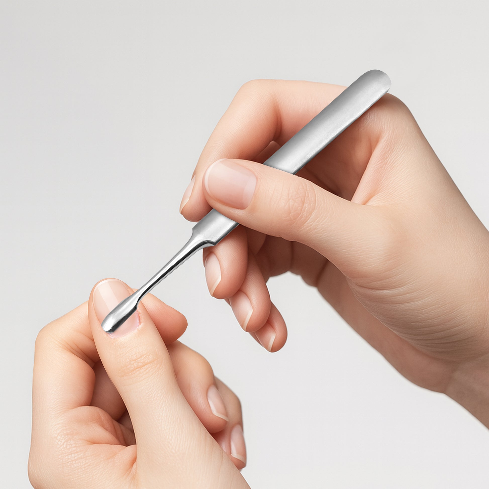 Nagelhautschieber Edelstahl – Sanfte abgerundete Spitze, ergonomischer rutschfester Griff